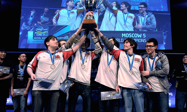 WOWLPL女主持人余霜分享礼服美照：喜欢碎钻还是半透视轻纱？